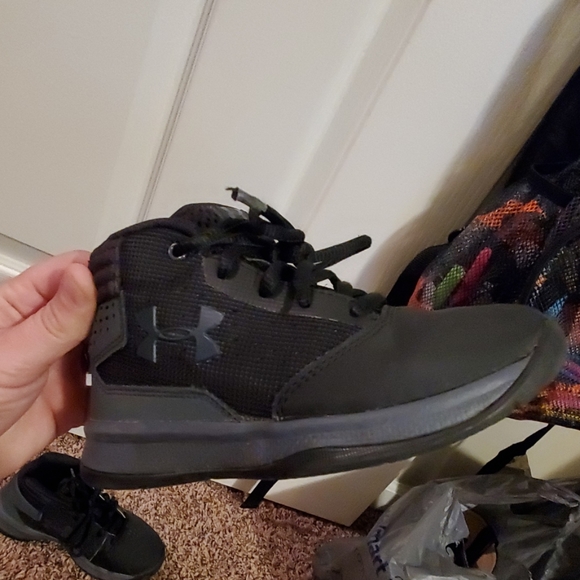 Black Under Armour Basketball shoes - Picture 2 of 4
